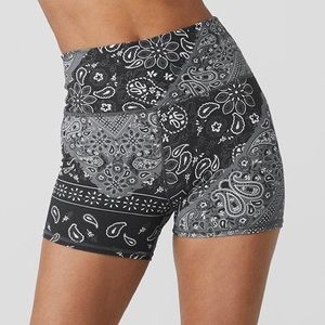 Alo Yoga Vapor Bandana Short Size S